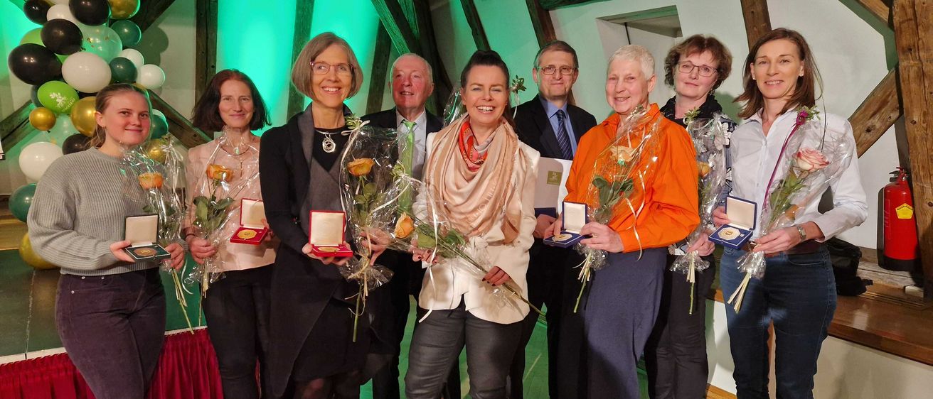 Bild enthält, People, Person, Pants, Adult, Female, Woman, Balloon, Flower Arrangement, Flower Bouquet, Glasses
