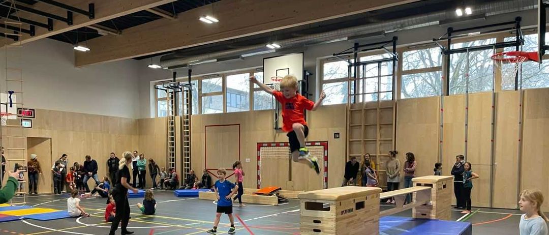 Bild enthält, Boy, Child, Male, Person, Playing Basketball, Play Area, Face