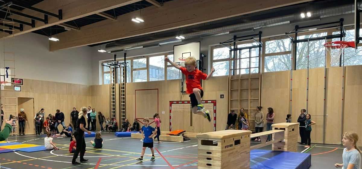 Bild enthält, Boy, Child, Male, Person, Playing Basketball, Play Area, Face