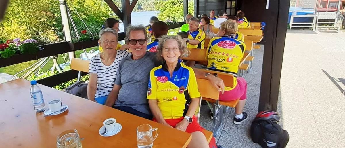 Bild enthält, Shelter, Person, Portrait, People, Furniture, Table, Adult, Female, Woman, Urban