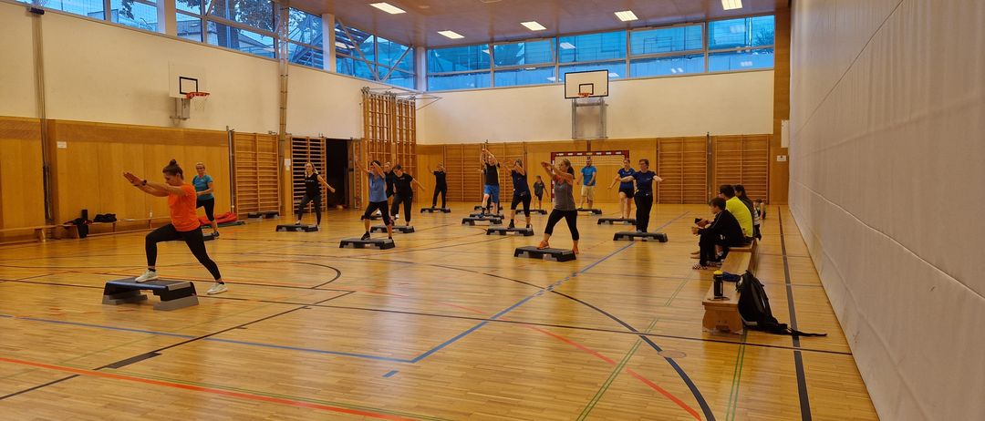 Bild enthält, Floor, Flooring, Building, Adult, Female, Person, Woman, Wood, Volleyball Game, Hardwood