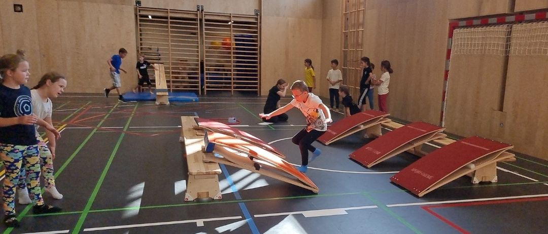 Bild enthält, Plywood, Wood, Person, Play Area, Indoors, Clothing, Footwear, Shoe, Face, Head