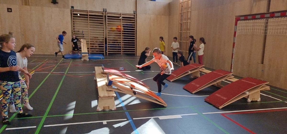 Bild enthält, Plywood, Wood, Person, Play Area, Indoors, Clothing, Footwear, Shoe, Face, Head