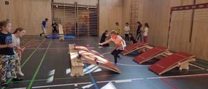 Bild enthält, Plywood, Wood, Person, Play Area, Indoors, Clothing, Footwear, Shoe, Face, Head