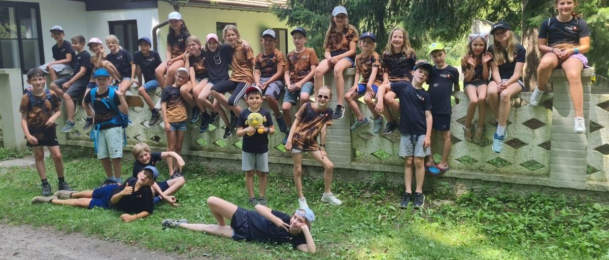 Bild enthält, People, Person, Female, Girl, Teen, Grass, Shorts, Shoe, Outdoors, Yard