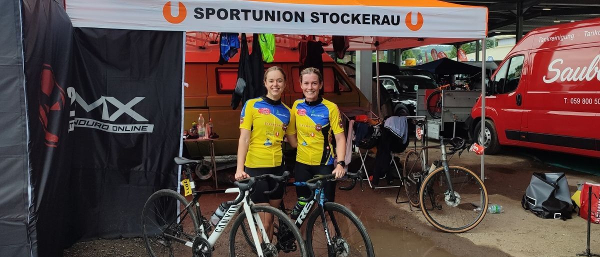 Bild enthält, Wheel, Person, Bicycle, Vehicle, Boy, Male, Teen, Handbag, Moving Van, Cycling