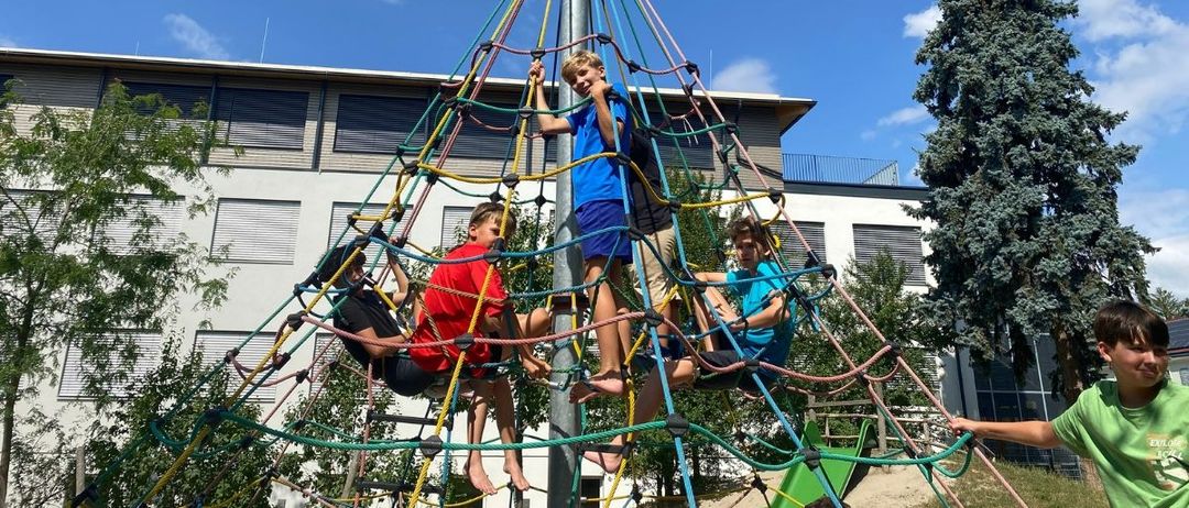 Bild enthält, Play, Person, Face, Head, Clothing, Shorts