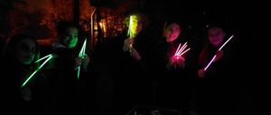 Bild enthält, Light, Urban, People, Person, Adult, Female, Woman, Male, Man, Face