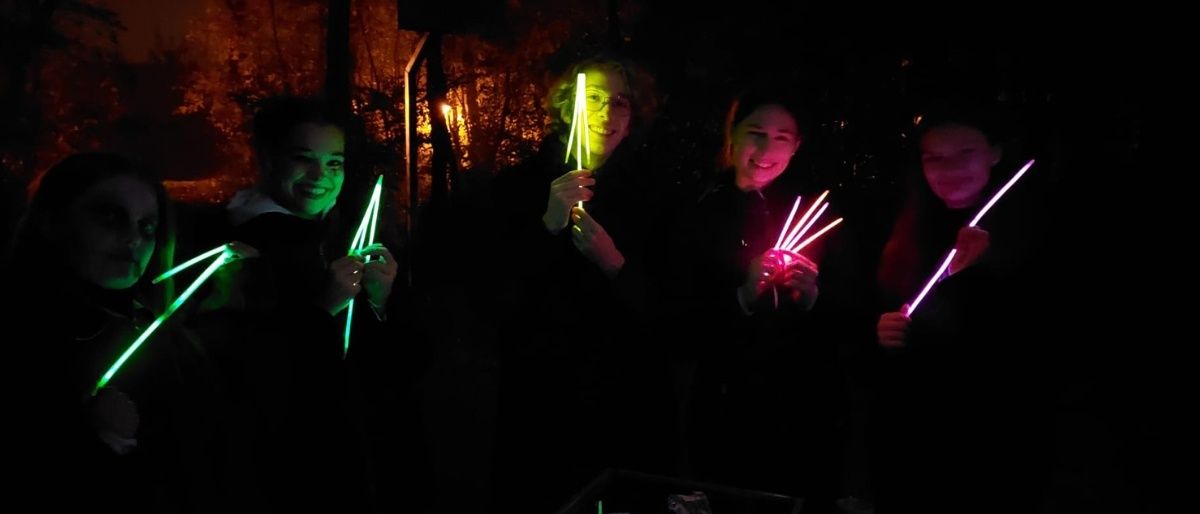 Bild enthält, Light, Urban, People, Person, Adult, Female, Woman, Male, Man, Face