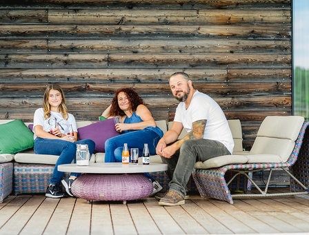 Bild enthält, Adult, Female, Person, Woman, Male, Man, Couch, Furniture, Girl, Teen