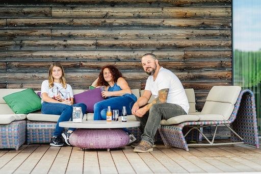 Bild enthält, Adult, Female, Person, Woman, Male, Man, Couch, Furniture, Girl, Teen