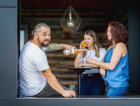 Bild enthält, Adult, Female, Person, Woman, Dating, Romantic, Skin, Tattoo, Beverage