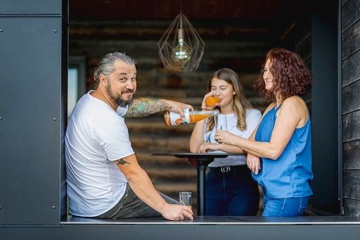 Bild enthält, Adult, Female, Person, Woman, Dating, Romantic, Skin, Tattoo, Beverage