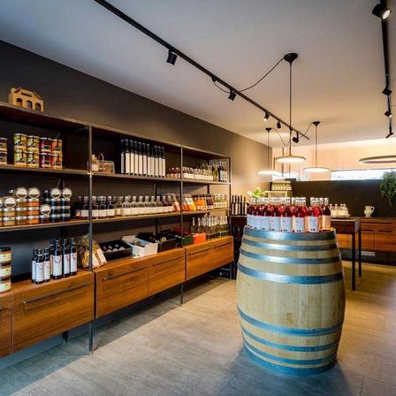 Bild enthält, Architecture, Building, Shop, Shelf, Indoors, Grocery Store, Chair, Furniture, Market, Supermarket