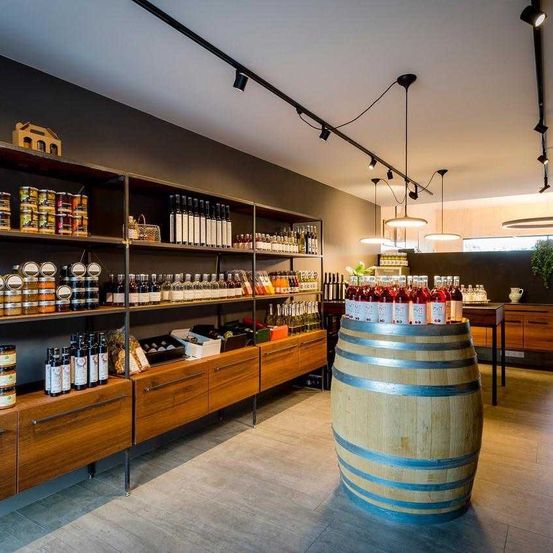 Bild enthält, Architecture, Building, Shop, Shelf, Indoors, Grocery Store, Chair, Furniture, Market, Supermarket