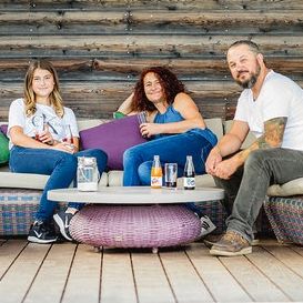 Bild enthält, Couch, Adult, Female, Person, Woman, Male, Man, People, Girl, Teen