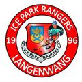 Logo der Ice Park Rangers Langenwang. Ein Eishockeyspieler in einem grünen Trikot, Helm und Schlittschuhen, der einen Eishockeyschläger hält, steht auf dem Eis vor einem roten Schild mit einem blauen Kreuz und einem gelben Hintergrund.