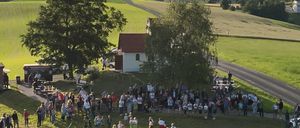 Bild enthält, Outdoors, Nature, Person, Countryside, Grass, Plant, Rural, People, Head, Sky