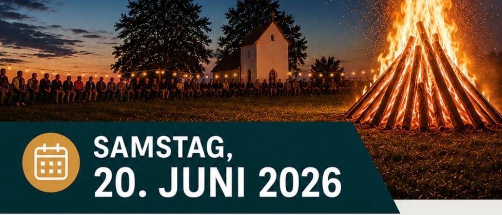 Ein Plakat für das Sonnenwendefeuer-Event am 20. Juni 2026, das ein Lagerfeuer, Menschen und eine kleine Kapelle zeigt.