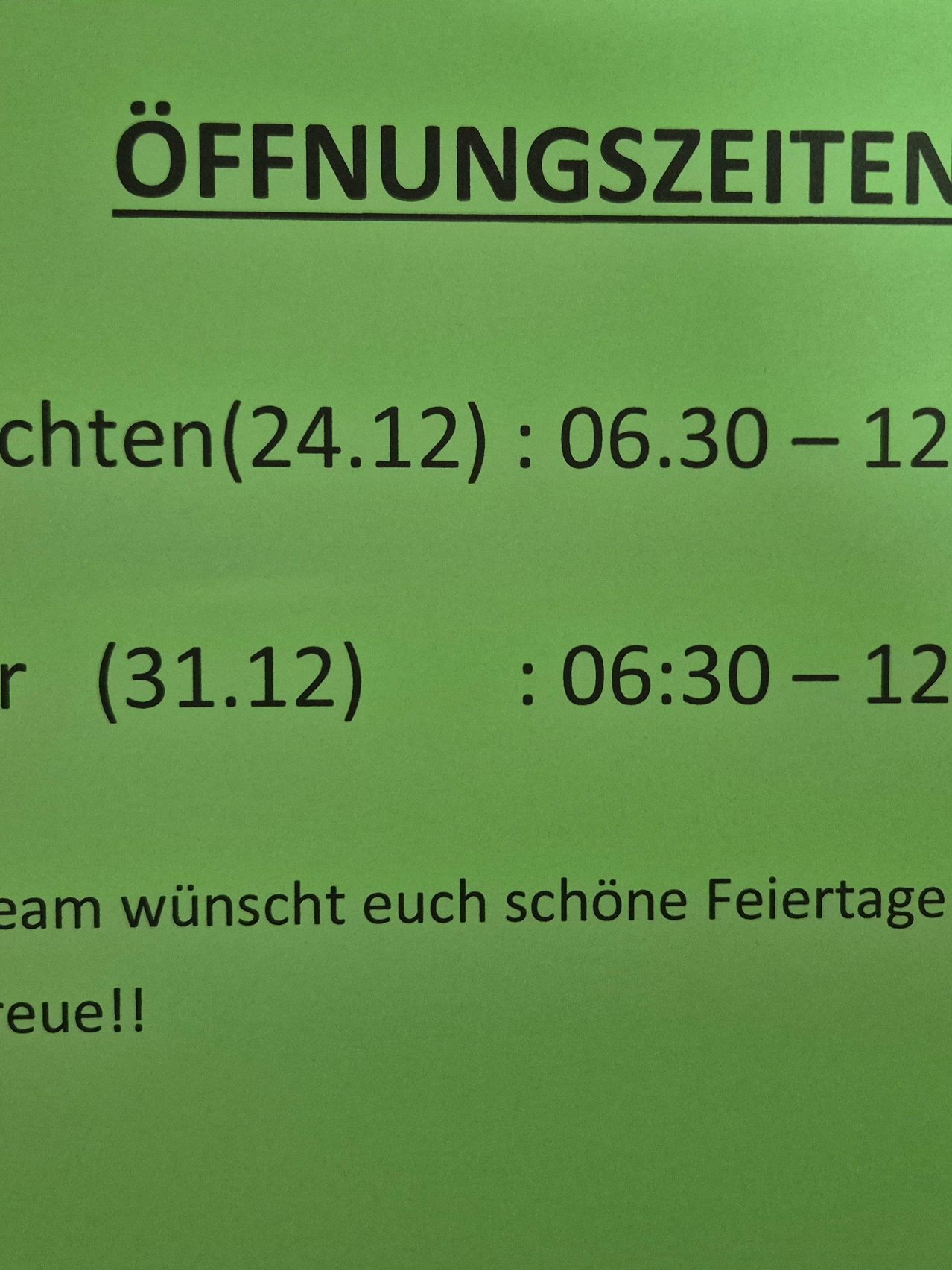 Ein Poster zeigt die Öffnungszeiten für den 24. und 31. Dezember an. Beide Termine haben die gleichen Öffnungszeiten von 06:30 bis 12 Uhr. Eine Botschaft am unteren Rand wünscht allen schöne Feiertage.