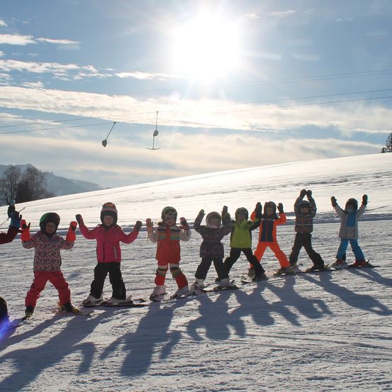 Bild enthält, Person, Baby, Outdoors, Nature, Child, Female, Girl, Sky, People, Piste
