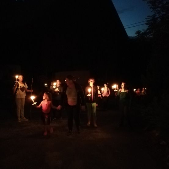 Bild enthält, Person, Adult, Male, Man, Child, Female, Girl, Vigil, Flame, Lighting