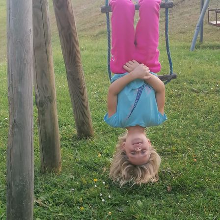 Bild enthält, Grass, Outdoors, Park, Person, Photography, Portrait, Backyard, Lawn, Child, Girl