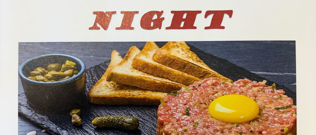 Cafe Central bewirbt Beef Tartar Night am Donnerstag, 18. Dezember, ab 18:00 Uhr. Das Bild zeigt ein Gericht mit einem gebratenen Ei, begleitet von Brot und Essiggurken.