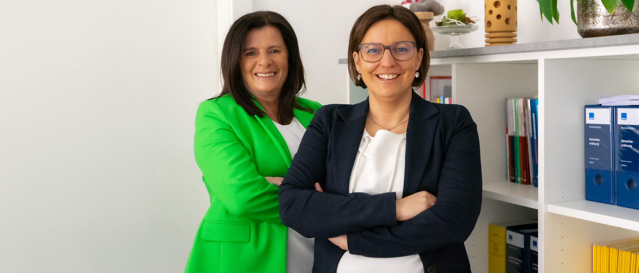 Bild enthält, Adult, Female, Person, Woman, Plant, Face, Head, Coat, Smile, Glasses