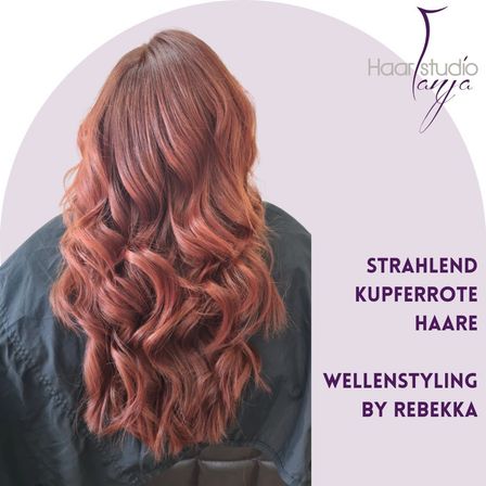 Eine Frau mit langen, welligen, kupferroten Haaren, gestylt von einem Profi bei Haarstudio Layla.
