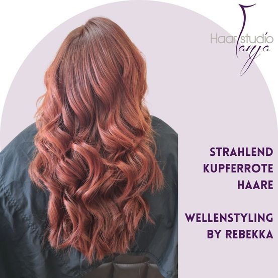 Eine Frau mit langen, welligen, kupferroten Haaren, gestylt von einem Profi bei Haarstudio Layla.