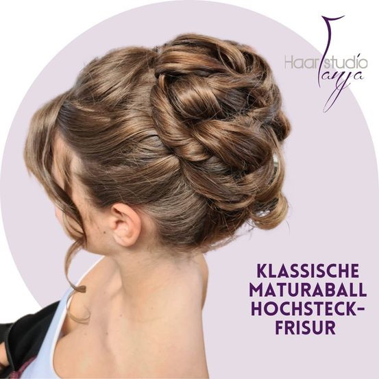 Eine Frau mit braunem Haar in einer klassischen Hochsteckfrisur mit Zöpfen, von hinten betrachtet. Das Bild hat einen lila Hintergrund und Text auf Deutsch.