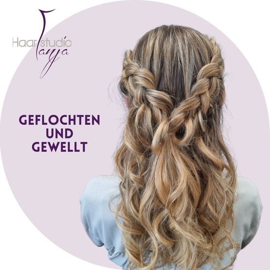 Eine Frau mit langen, gewellten Haaren, die in einer Frisur geflochten sind, mit den Worten Geflochtene und Gewelett auf Deutsch. Sie trägt ein hellblaues Oberteil.