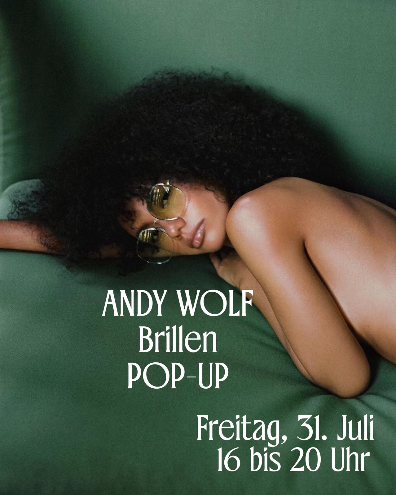 Eine Frau mit lockigem Haar und Sonnenbrille liegt auf einer grünen Couch mit dem Text 'Andy Wolf Brillen POP-UP Freitag, 31. Juli' im Vordergrund.