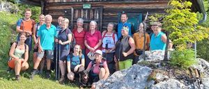 Bild enthält, Shelter, Vegetation, Housing, Adult, Female, Person, Woman, Tree, House, Cabin
