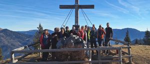 Bild enthält, Cross, Symbol, Outdoors, Person, Accessories, Glasses
