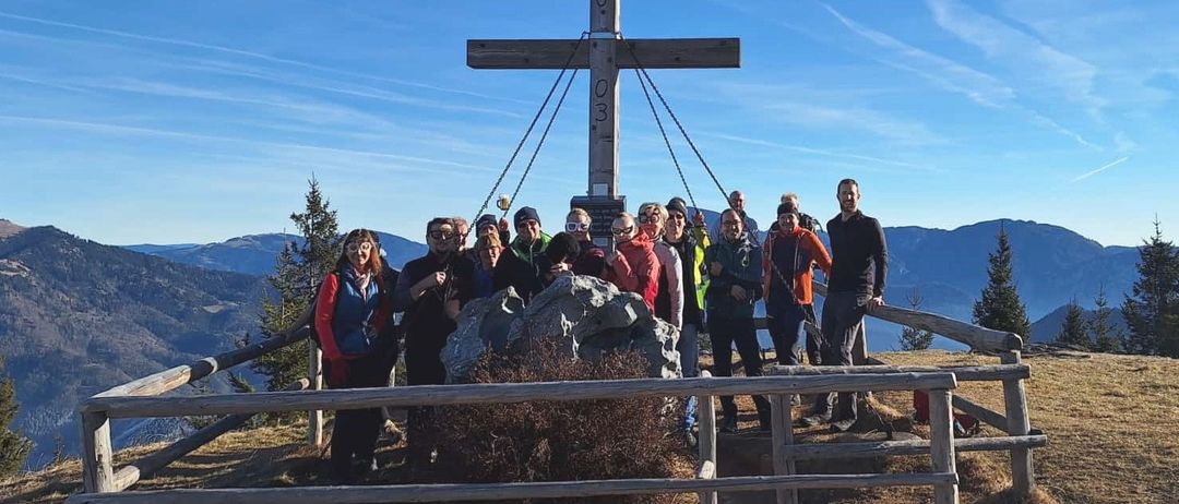 Bild enthält, Cross, Symbol, Outdoors, Person, Accessories, Glasses