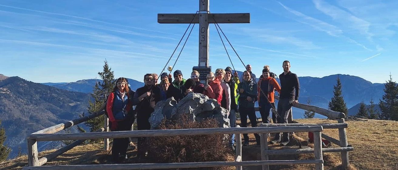 Bild enthält, Cross, Symbol, Outdoors, Person, Accessories, Glasses