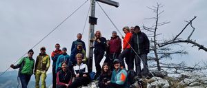 Bild enthält, Cross, Symbol, Adult, Male, Man, Person, Outdoors, Shoe, Jacket, Face