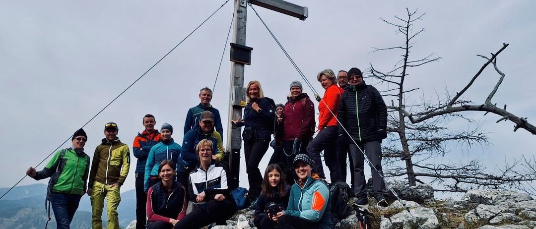 Bild enthält, Cross, Symbol, Adult, Male, Man, Person, Outdoors, Shoe, Jacket, Face