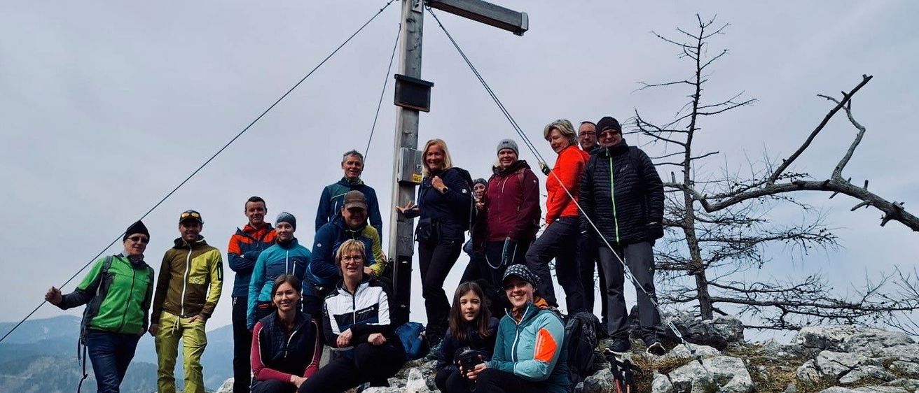 Bild enthält, Cross, Symbol, Adult, Male, Man, Person, Outdoors, Shoe, Jacket, Face