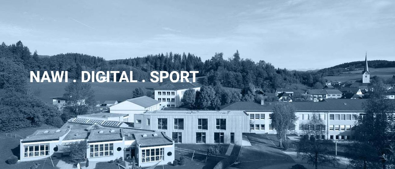 Ein Luftbild einer Gebäudeanlage mit mehreren Gebäuden, umgeben von Bäumen und einem Feld in der Ferne. Der Text 'DIGITAL. SPORT' ist prominent angebracht.