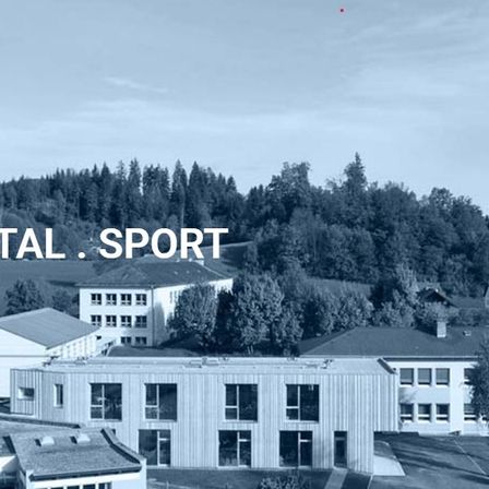 Ein Schwarz-Weiß-Bild eines Gebäudekomplexes mit den Worten Digital Sport oben drauf, umgeben von Bäumen und Häusern.