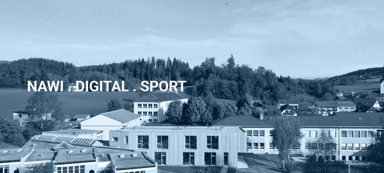 Ein Schwarz-Weiß-Bild eines Gebäudekomplexes mit den Worten Digital Sport oben drauf, umgeben von Bäumen und Häusern.