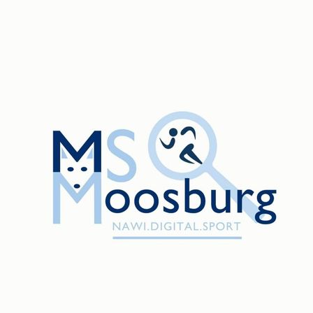 Das Logo von MS Moosburg zeigt eine rennende Figur in einer Lupe, mit dem Text MS Moosburg prominent angezeigt. Darunter steht die Website NAWI.DIGITAL.SPORT.