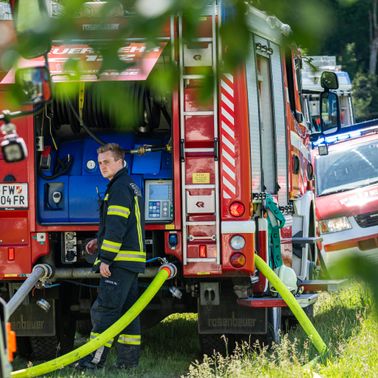 Bild enthält, Person, Fire Truck, Transportation, Vehicle, Car, Helmet