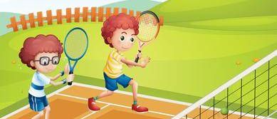 Vier Kinder spielen Tennis auf einem Platz mit einem Netz in der Mitte. Zwei Kinder sind auf jeder Seite des Netzes.