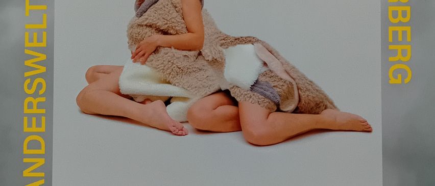 Bild enthält, Finger, Person, Advertisement, Adult, Female, Woman, Poster, Face, Portrait, Fashion