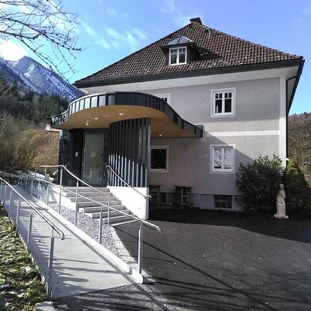 Bild enthält, House, Housing, Villa, Person, Handrail, City, Outdoors