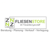 Das Bild zeigt ein Logo für ein Unternehmen namens ZN FLIESENSTORE, das Dienstleistungen in Beratung, Planung, Verkauf und Lieferung von Fliesenprodukten anbietet. Das Logo ist in Grün und Weiß mit einer fettgedruckten Schriftart. Unten befindet sich ein Slogan in deutscher Sprache, 'Ihr Fliesenfachgeschaft', was 'Ihr Fliesenfachgeschäft' bedeutet.